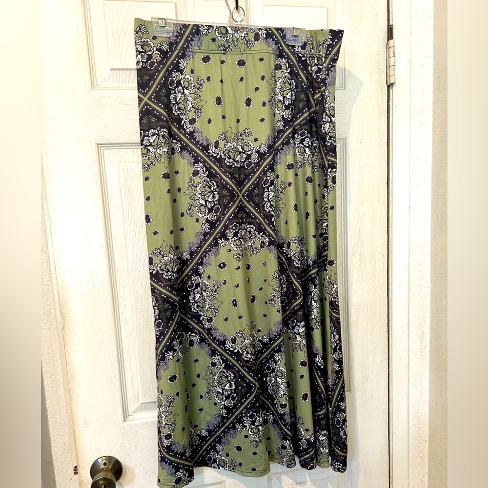 NWOT “Metrowear” Olive and Black Floral Design Maxi Skirt
